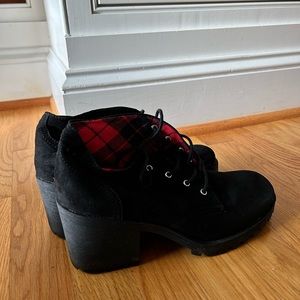 American Rag Cie Black Boots Red Interior Womens Size 8.5